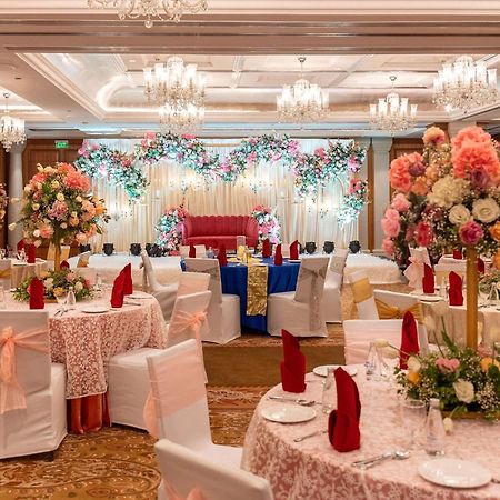 Hilton Mumbai International Airport Hotel Exterior foto A wedding reception at the Taj Bengal, Kolkata