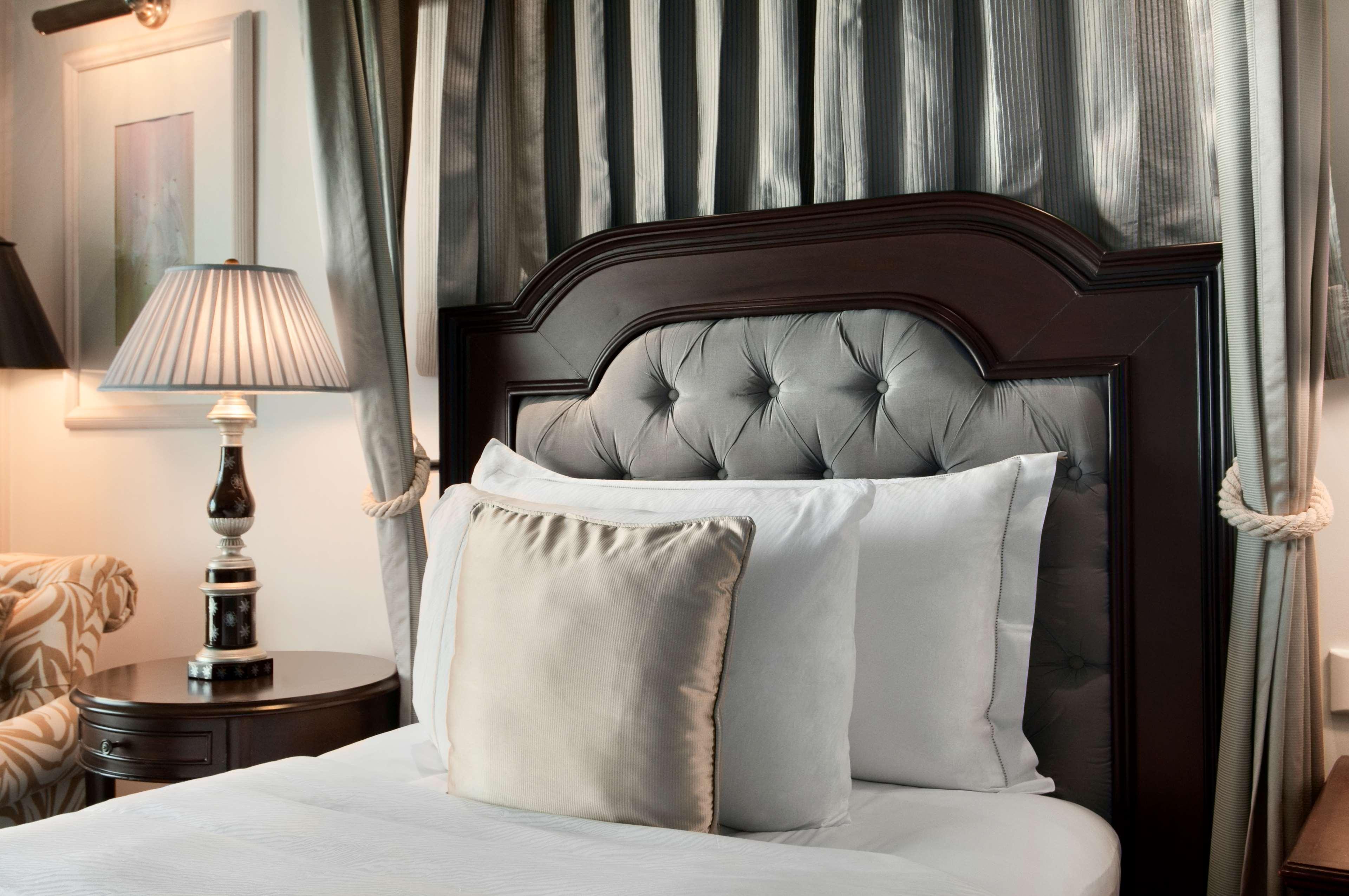 Hilton Mumbai International Airport Hotel Exterior foto A bed with cushions