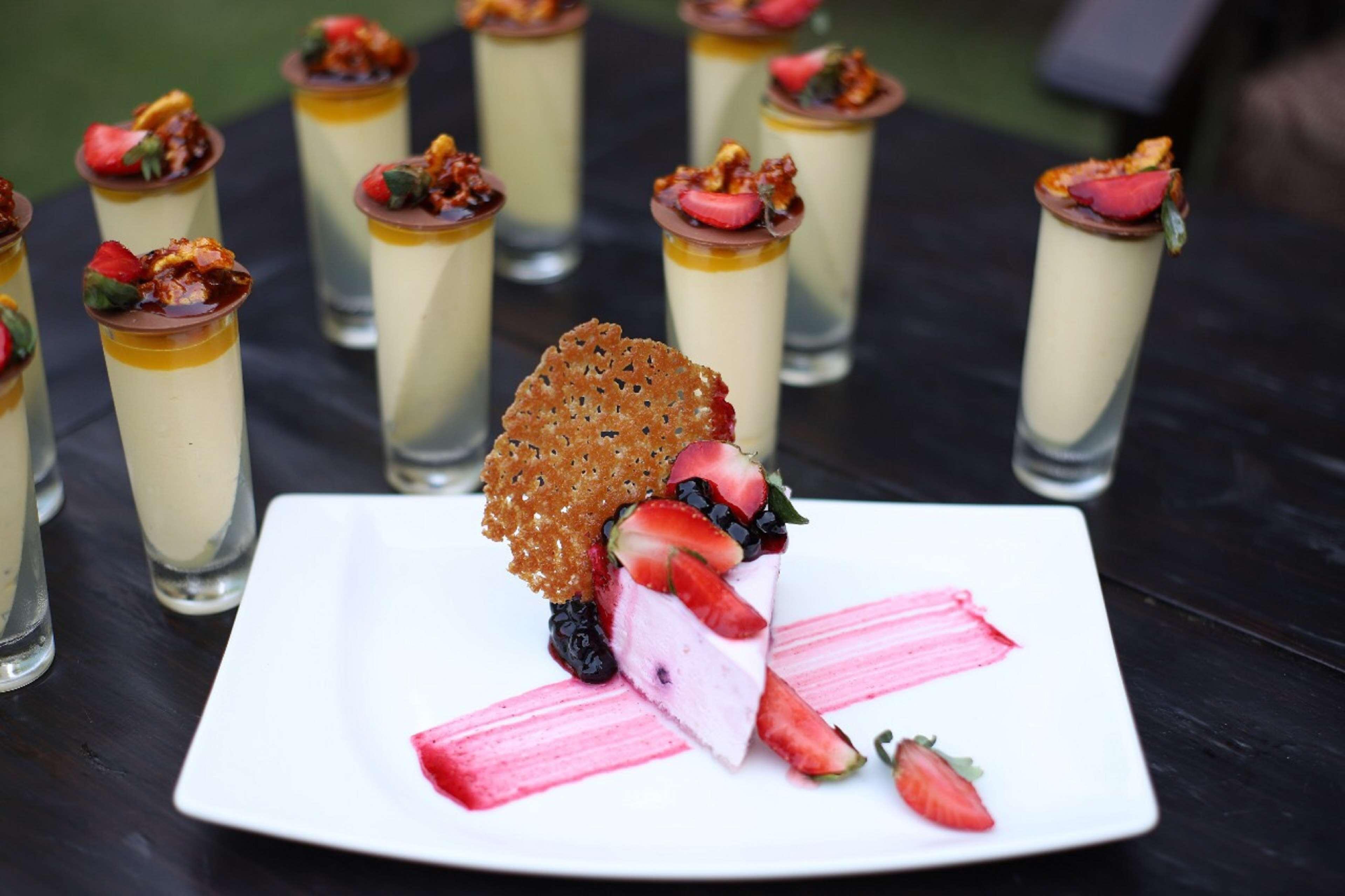 Hilton Mumbai International Airport Hotel Exterior foto A dessert prepared by the Culinary Institute of Virginia