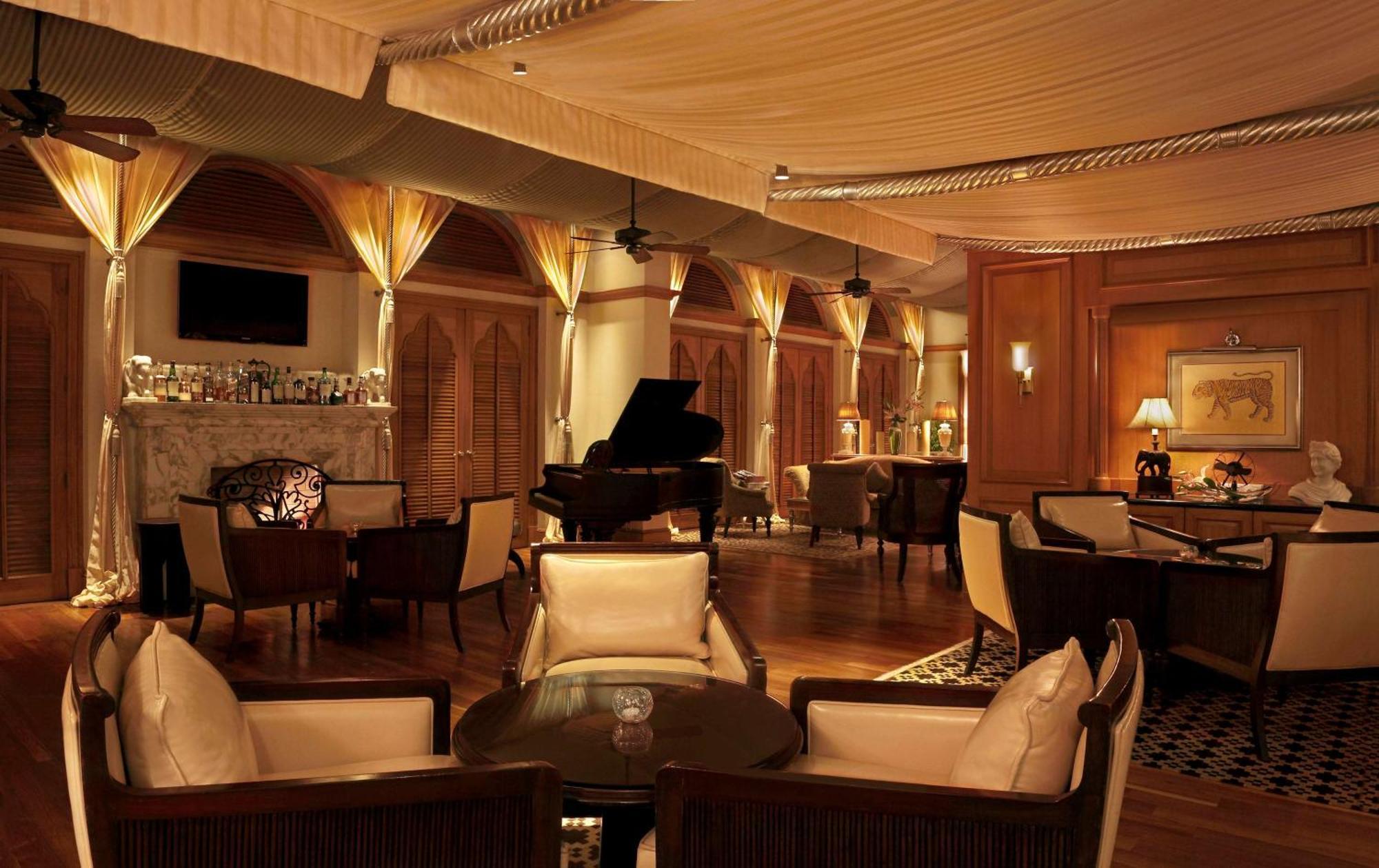 Hilton Mumbai International Airport Hotel Exterior foto The piano bar at the Taj Mahal Palace