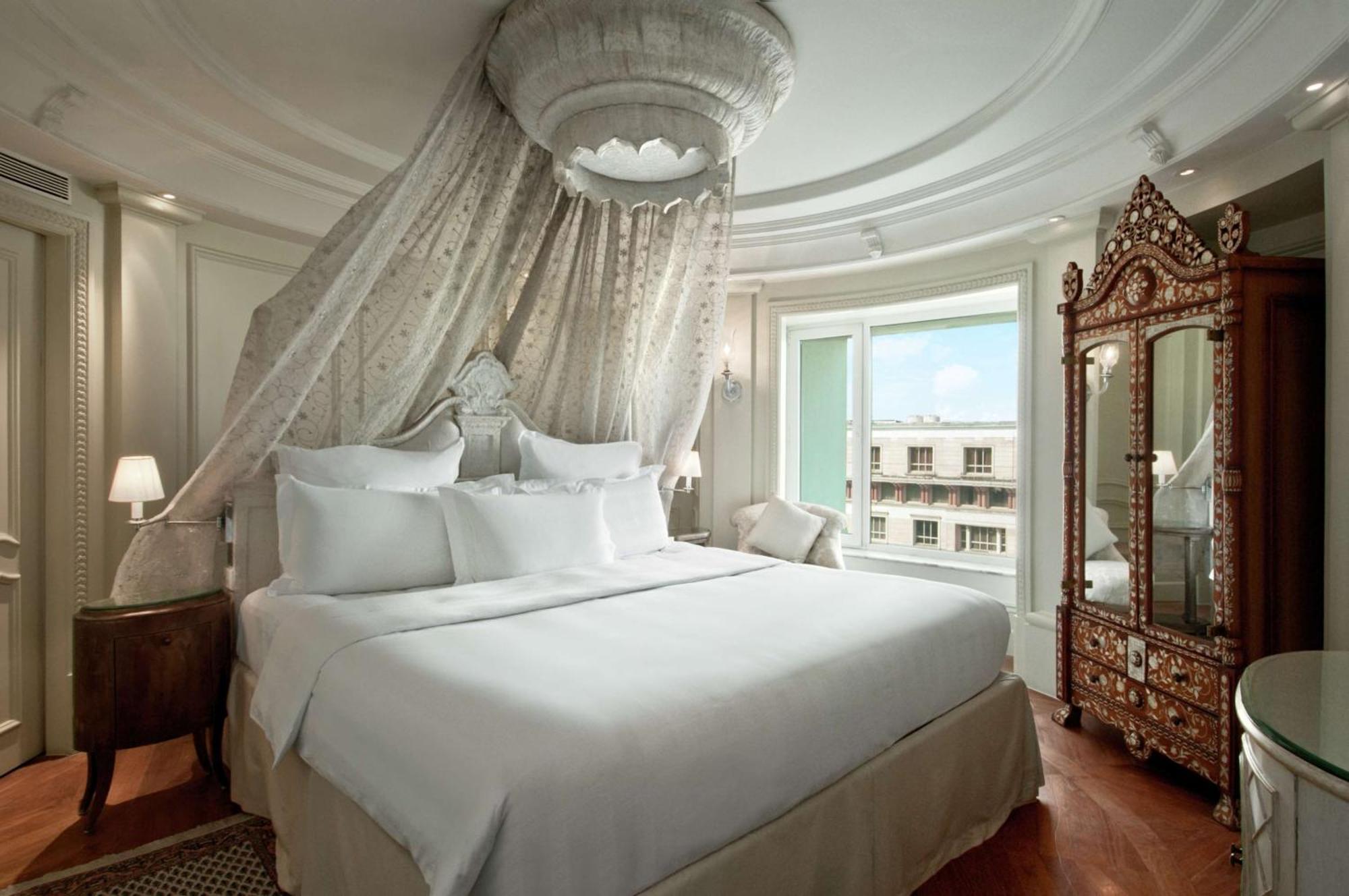 Hilton Mumbai International Airport Hotel Exterior foto A bedroom at the hotel