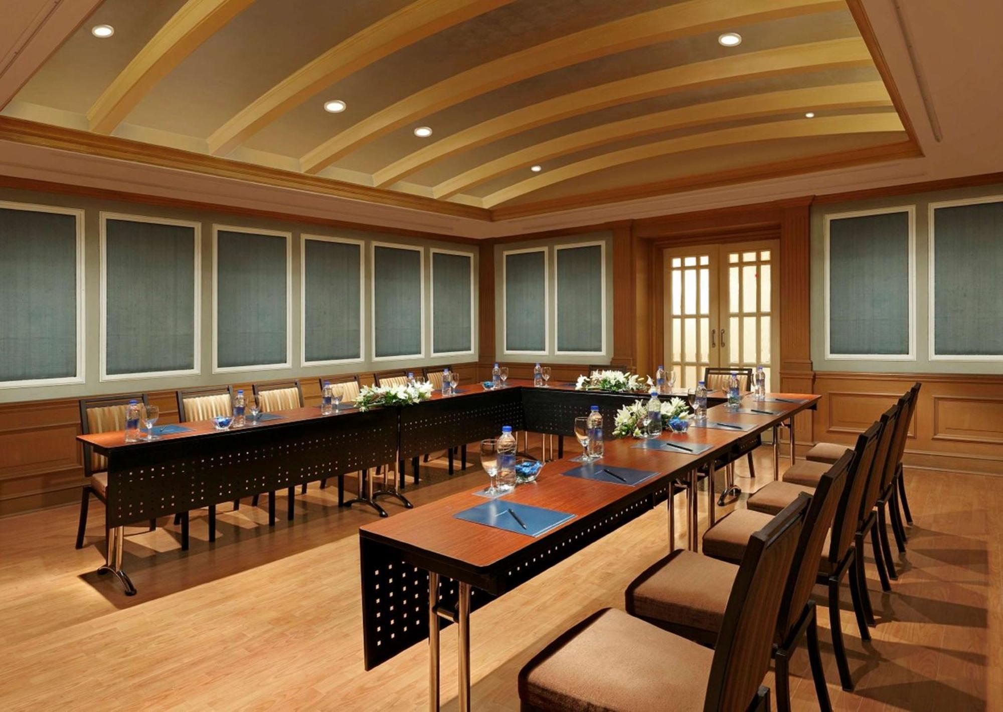Hilton Mumbai International Airport Hotel Exterior foto A meeting room