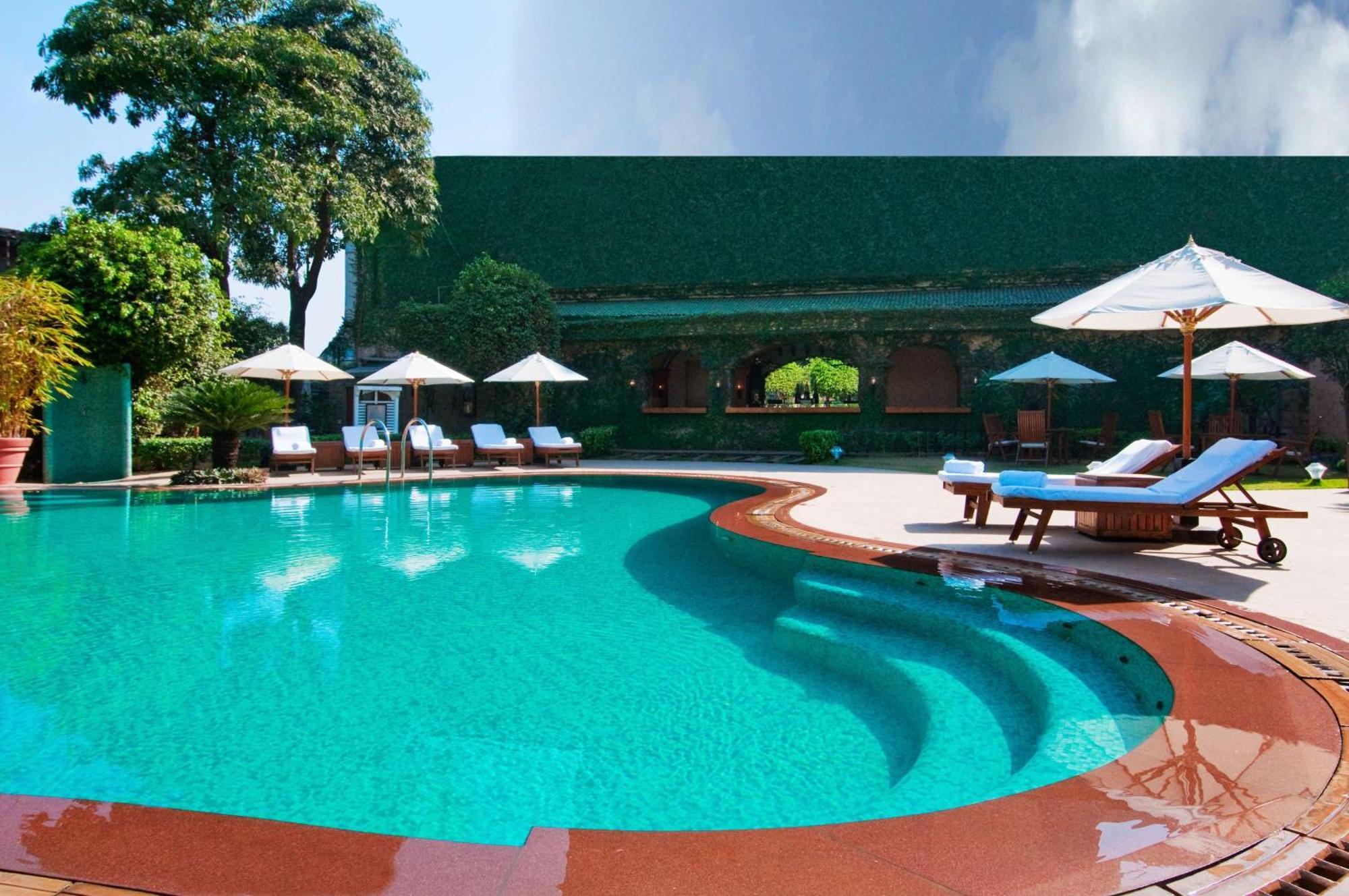 Hilton Mumbai International Airport Hotel Exterior foto The swimming pool at the Taj Bengal