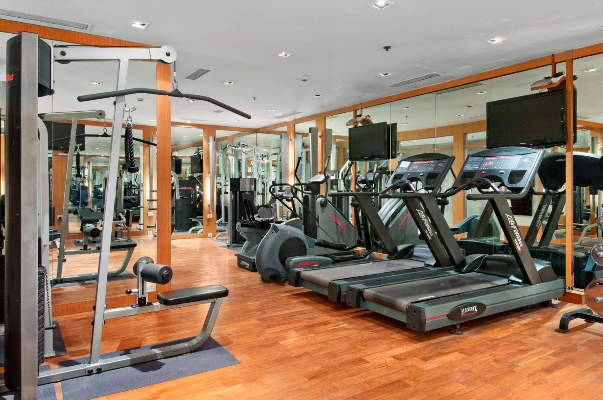 Hilton Mumbai International Airport Hotel Exterior foto A gym at a hotel