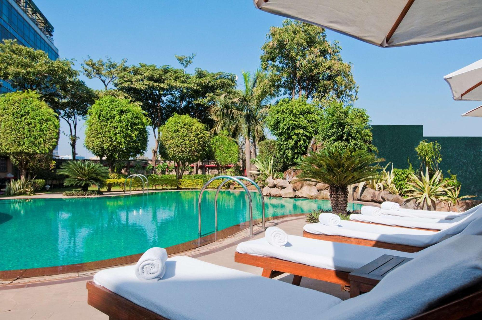 Hilton Mumbai International Airport Hotel Exterior foto The pool at the hotel