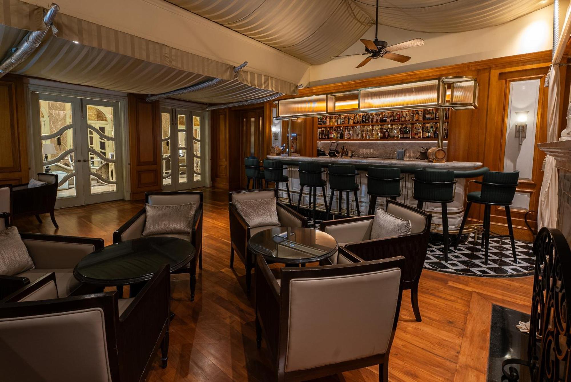 Hilton Mumbai International Airport Hotel Exterior foto The bar at the 1919