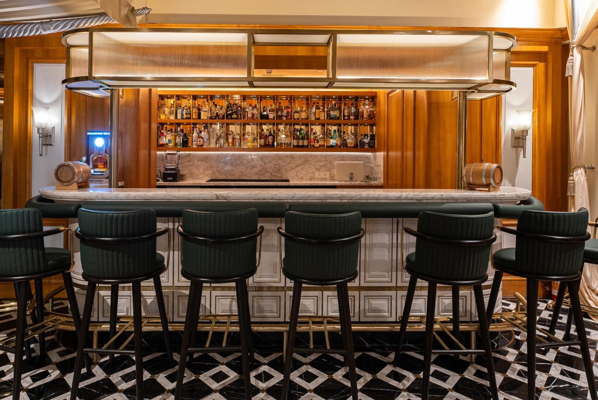 Hilton Mumbai International Airport Hotel Exterior foto The bar at the 1901