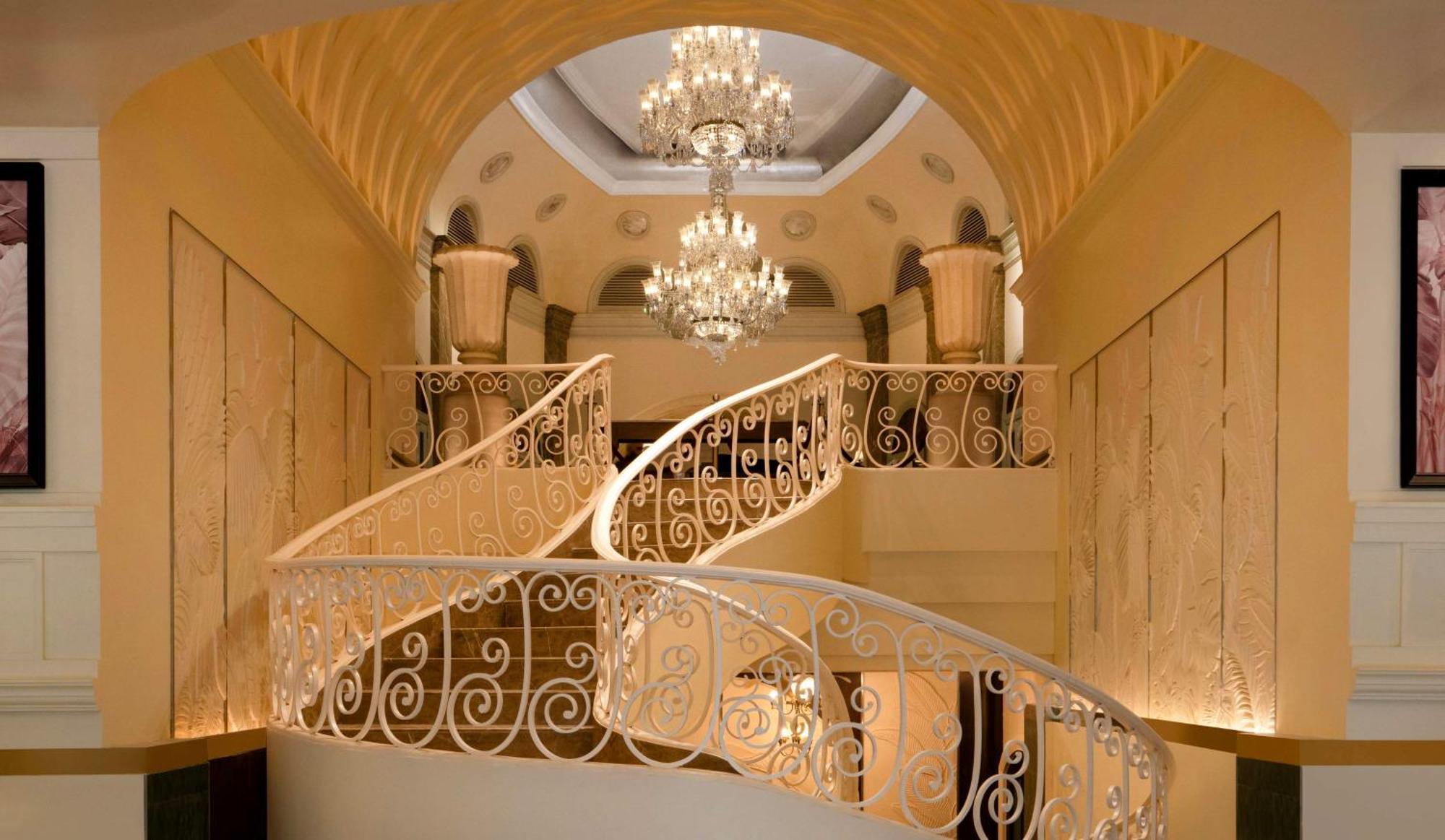 Hilton Mumbai International Airport Hotel Exterior foto The staircase